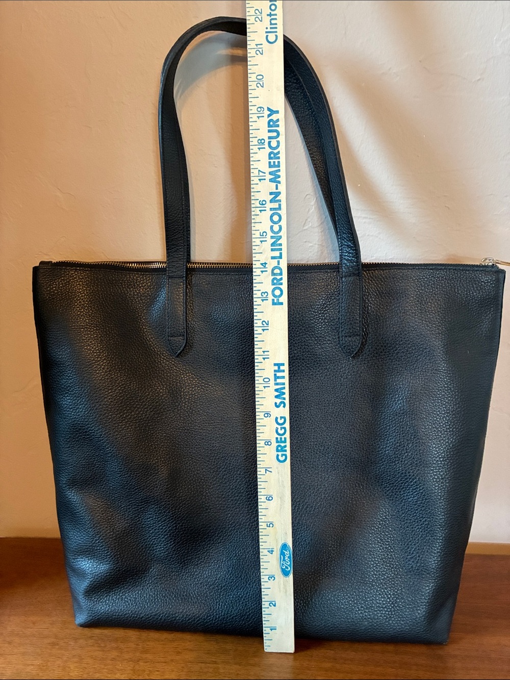 Cuyana Classic Black Leather Tote Bag - Women - Picture 2 of 7